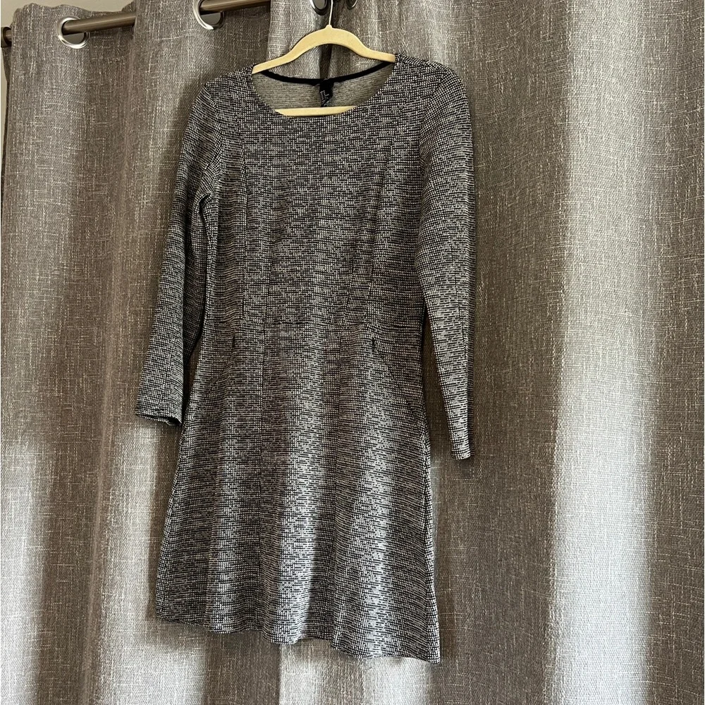 H&M fitted heathered black & white long sleeve dress with pockets - size Medium - Picture 1 of 9